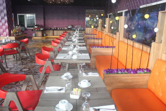 Imagen del bar/restaurante del Hotel Premiere Tegal. Foto 4