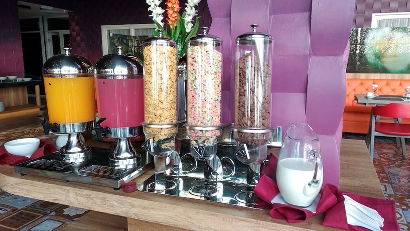 Imagen del bar/restaurante del Hotel Premiere Tegal. Foto 6