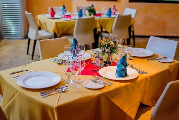 Imagen del bar/restaurante del Hotel Premium And Suites By Victoria Inn. Foto 15