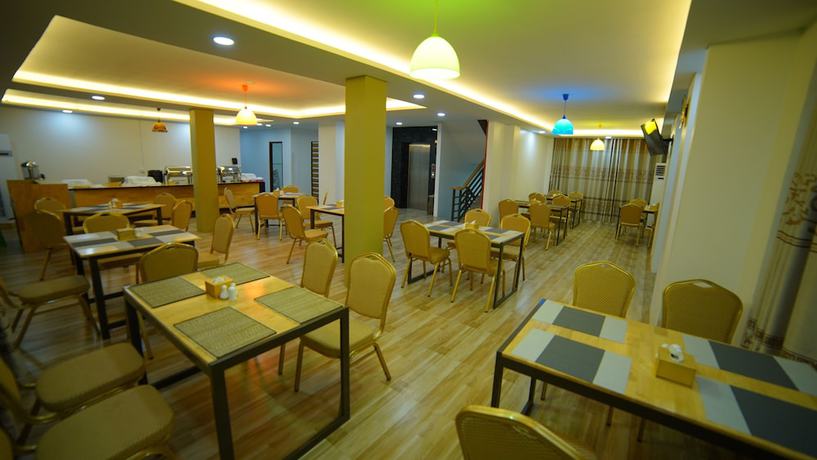 Imagen del bar/restaurante del Hotel Present. Foto 2