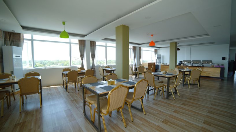 Imagen del bar/restaurante del Hotel Present. Foto 3