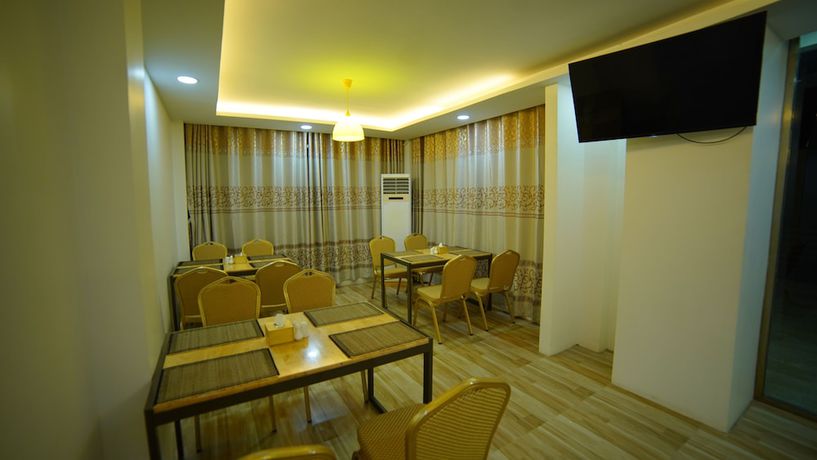 Imagen del bar/restaurante del Hotel Present. Foto 4