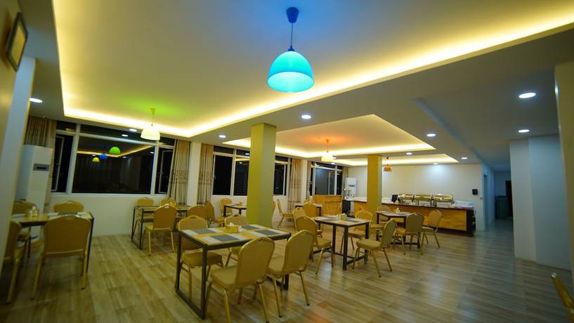 Imagen del bar/restaurante del Hotel Present. Foto 7