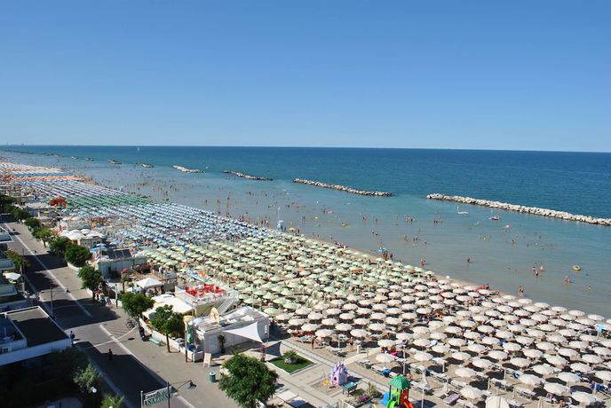 Imagen de los exteriores del Hotel President, Bellaria-Igea Marina. Foto 12