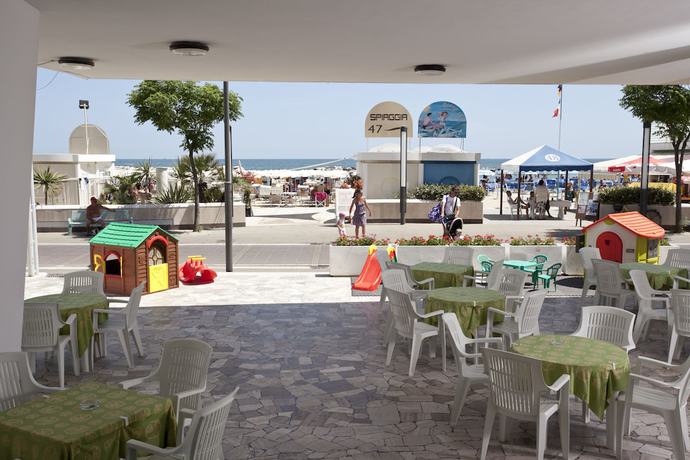 Imagen de los exteriores del Hotel President, Bellaria-Igea Marina. Foto 13