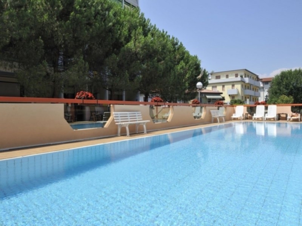 Imagen de la piscina del Hotel President, Bibione. Foto 8