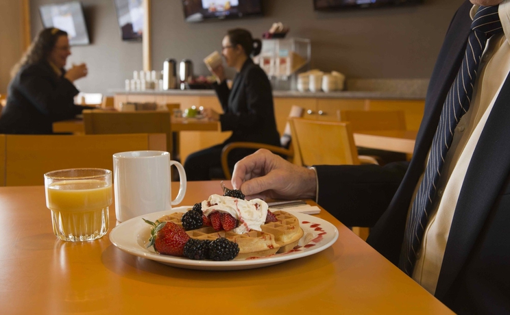 Imagen del bar/restaurante del Hotel Prestige Oceanview Prince Rupert. Foto 2