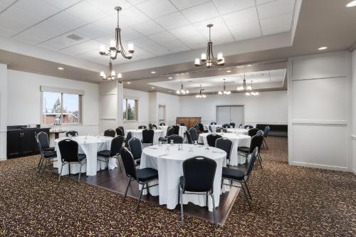 Imagen del bar/restaurante del Hotel Prestige Radium Hot Springs Resort. Foto 4