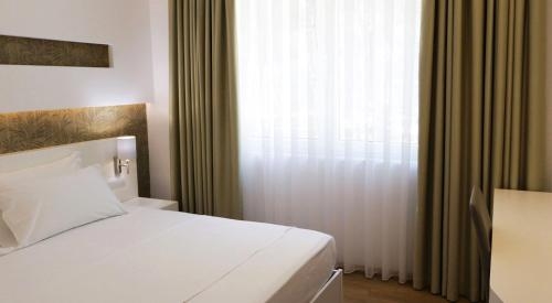 Imagen de la habitación del Hotel Prestige Resort, Golem. Foto 7