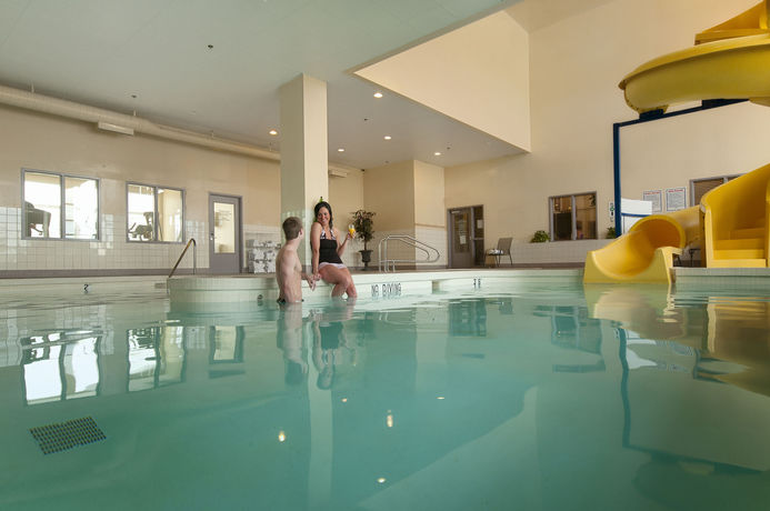 Imagen de la piscina del Hotel Prestige Treasure Cove Resort. Foto 15