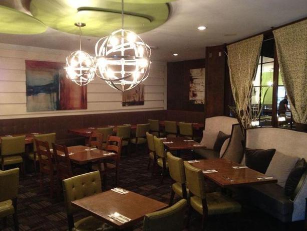 Imagen del bar/restaurante del Hotel Prestige Treasure Cove Resort. Foto 4