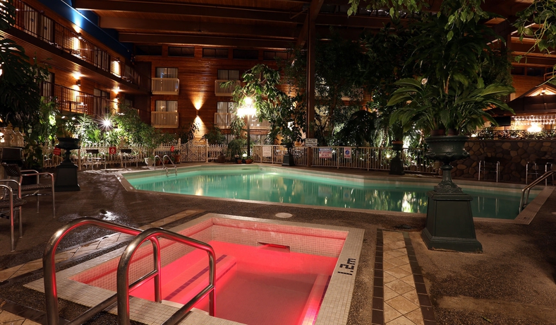 Imagen de la piscina del Hotel Prestige Vernon Lodge and Conference Centre. Foto 16