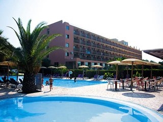 Imagen de la piscina del Hotel Preveza Garden Village. Foto 3