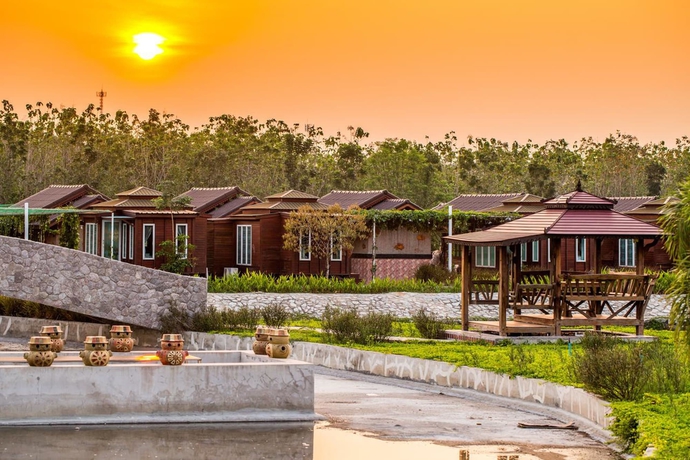 Imagen de los exteriores del Hotel Prew Lom Chom Nam. Foto 10