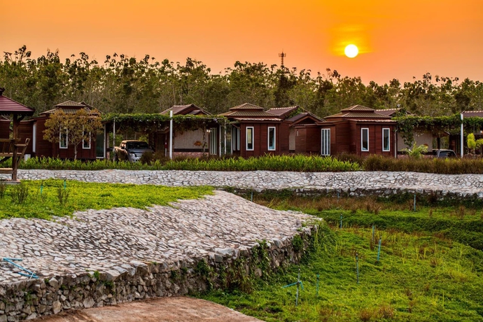 Imagen de los exteriores del Hotel Prew Lom Chom Nam. Foto 16