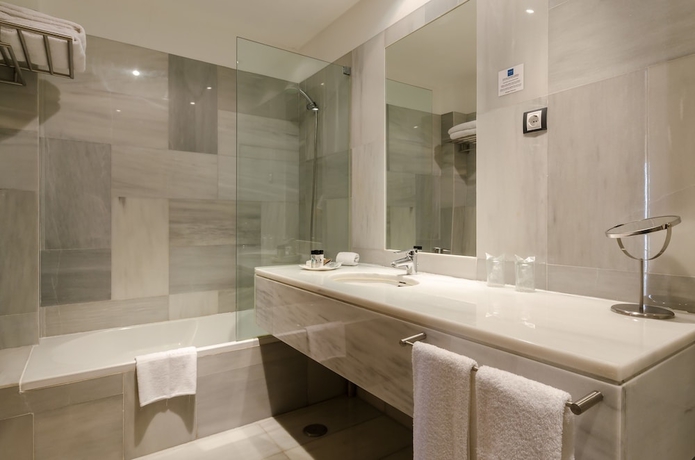 Imagen de la habitación del Hotel Príncipe Real. Foto 11