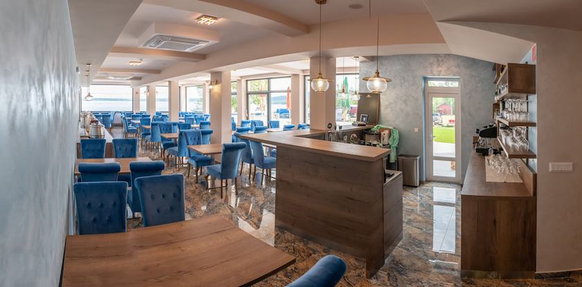 Imagen del bar/restaurante del Hotel Pr&iacute;stav. Foto 3