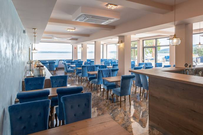Imagen del bar/restaurante del Hotel Pr&iacute;stav. Foto 5