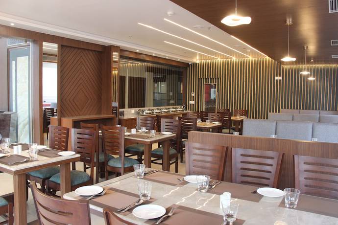 Imagen del bar/restaurante del Hotel Pride Biznotel Canopus Digha. Foto 2