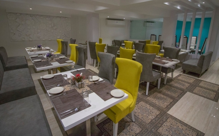 Imagen del bar/restaurante del Hotel Pride By Samrat. Foto 2