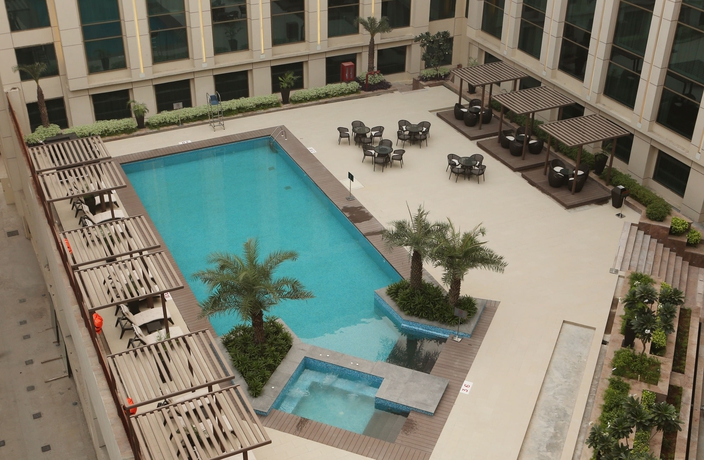 Imagen de la piscina del Hotel Pride Plaza Aerocity New Delhi. Foto 15