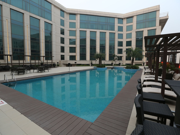 Imagen de la piscina del Hotel Pride Plaza Aerocity New Delhi. Foto 16