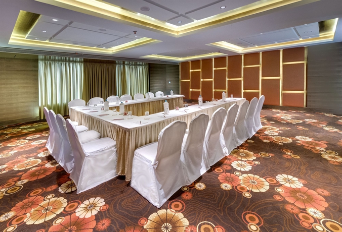 Imagen de los interiores del Hotel Pride Plaza , Kolkata. Foto 6