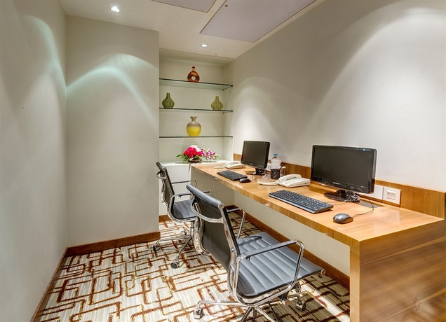 Imagen de los interiores del Hotel Pride Plaza , Kolkata. Foto 8