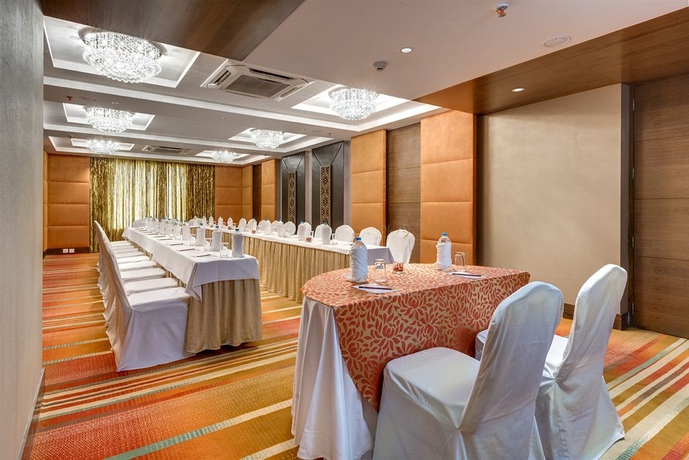 Imagen de los interiores del Hotel Pride Plaza , Kolkata. Foto 9