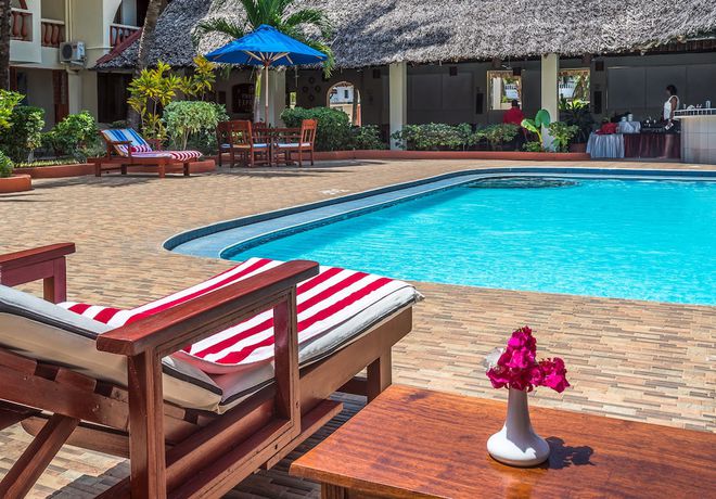 Imagen de la piscina del Hotel PrideInn Diani. Foto 14