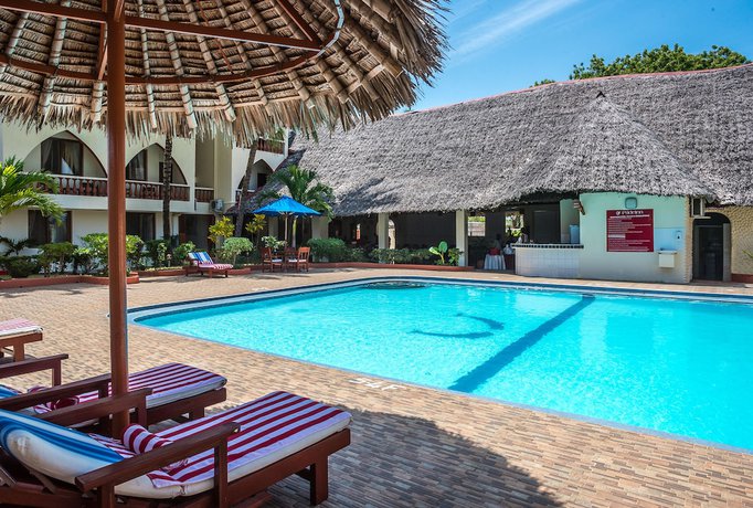 Imagen de la piscina del Hotel PrideInn Diani. Foto 20