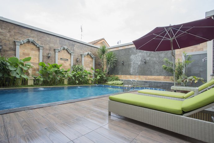 Imagen de la piscina del Hotel Prima In Malioboro. Foto 20