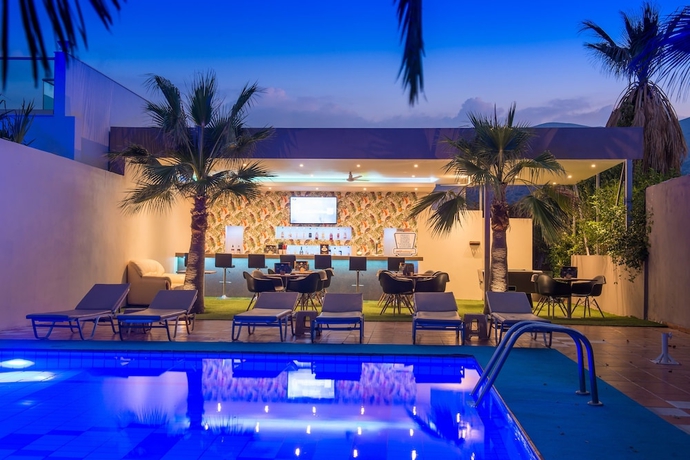 Imagen de la piscina del Hotel Primavera Beach Malia. Foto 15