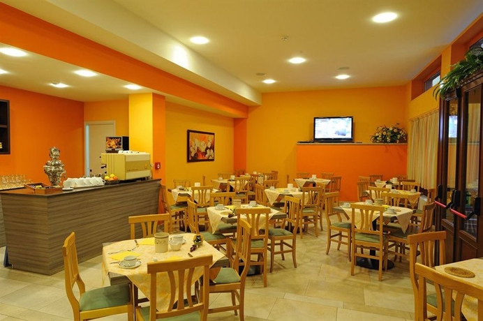 Imagen del bar/restaurante del Hotel Primavera, Binda. Foto 2