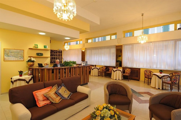 Imagen de los interiores del Hotel Primavera, Binda. Foto 11