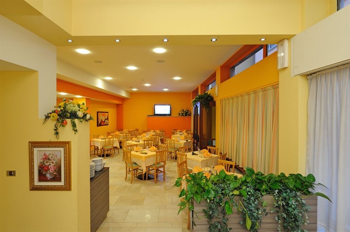 Imagen del bar/restaurante del Hotel Primavera, Binda. Foto 7