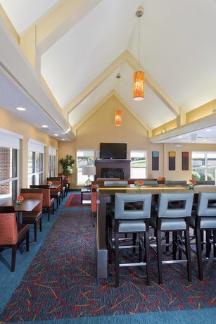 Imagen del bar/restaurante del Hotel PrimeStay Extended Suites by IHG. Foto 4
