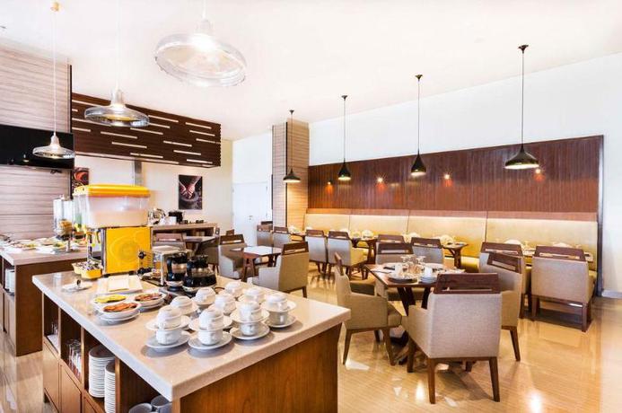 Imagen del bar/restaurante del Hotel Primebiz Cikarang. Foto 6