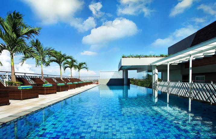 Imagen de la piscina del Hotel Primebiz Kuta. Foto 25