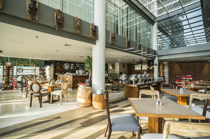 Imagen del bar/restaurante del Hotel Primebiz Kuta. Foto 2