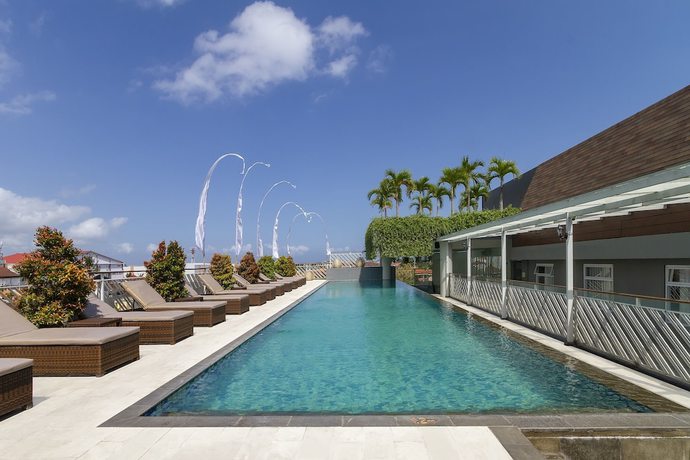 Imagen de la piscina del Hotel Primebiz Kuta. Foto 27