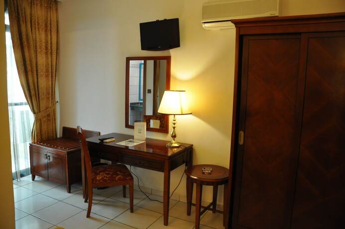 Imagen de la habitación del Hotel Prince De Galles. Foto 16