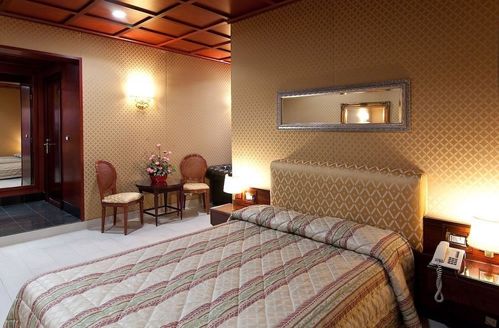 Imagen de la habitación del Hotel Prince Galles. Foto 4