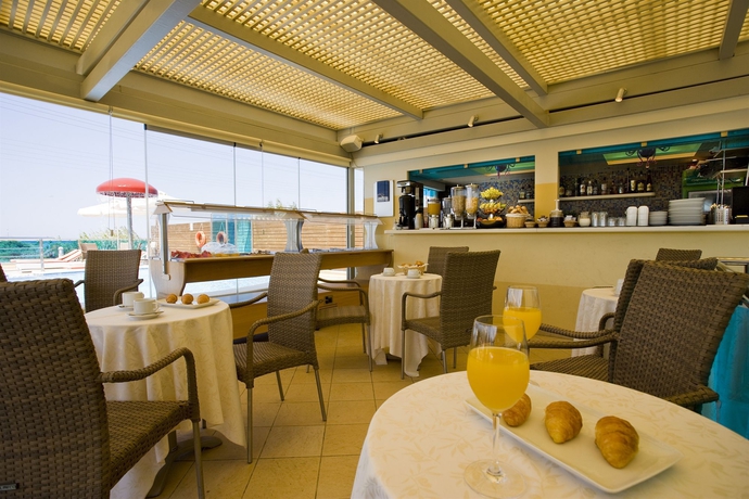 Imagen del bar/restaurante del Hotel Princess Of Naxos. Foto 3