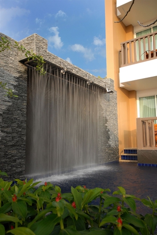 Imagen de la piscina del Hotel Princess Seaview Resort and Spa. Foto 15