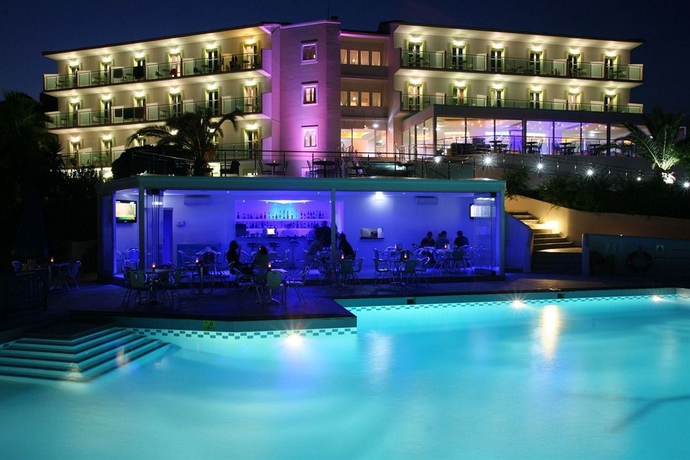 Imagen de la piscina del Hotel Princessa Riviera Resort. Foto 16