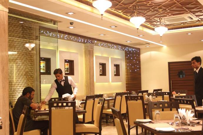Imagen del bar/restaurante del Hotel Pristine Residency. Foto 11