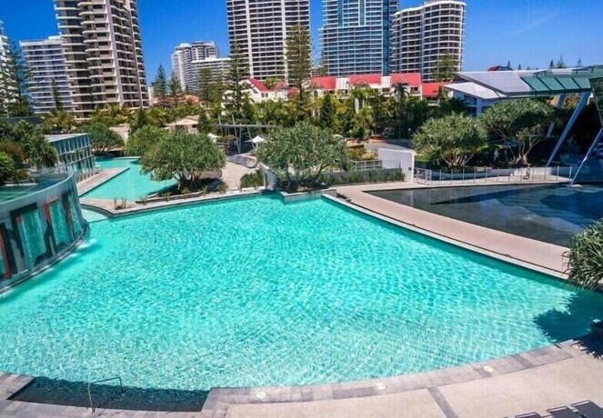 Imagen de la piscina del Hotel Private Apartments At Q1. Foto 29