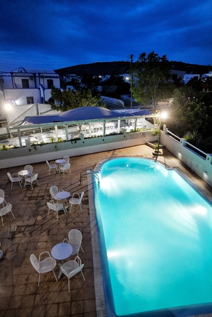 Imagen de la piscina del Hotel Privee Santorini. Foto 16