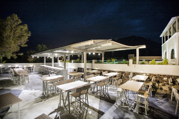Imagen del bar/restaurante del Hotel Privee Santorini. Foto 7